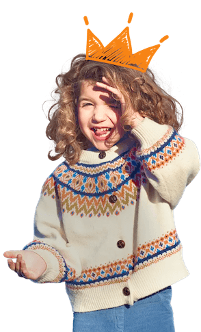Enfant joyeuse portant une couronne
