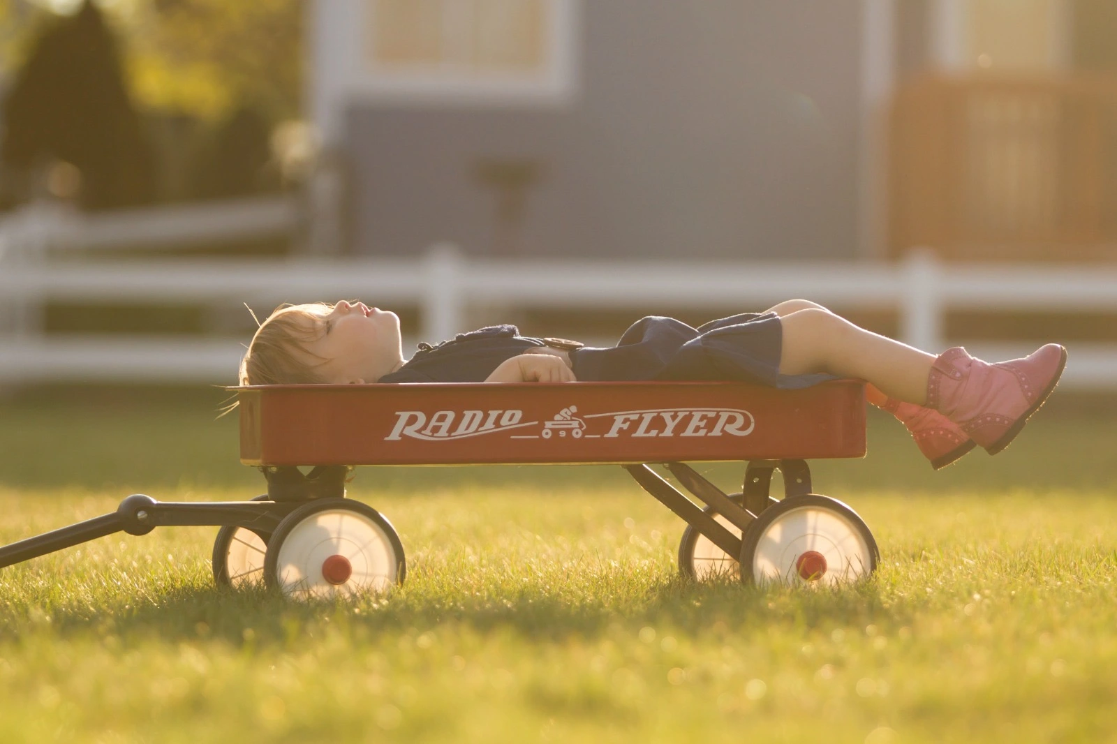 enfant dans un chariot