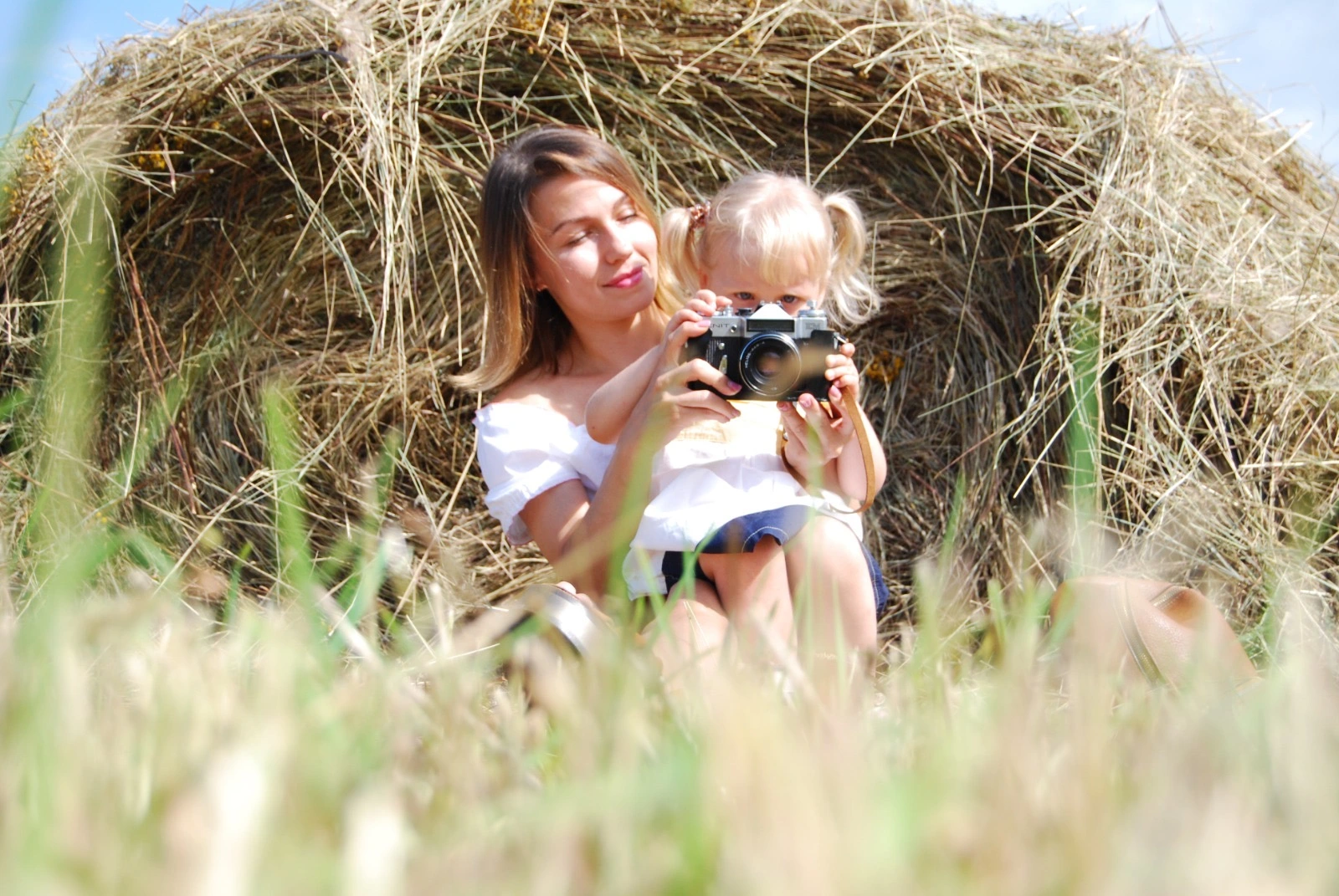 maman avec fille dans les bras