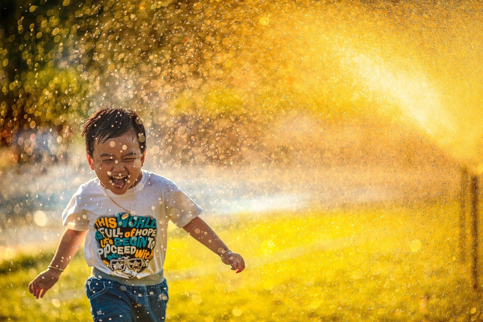 enfant sous la pluie